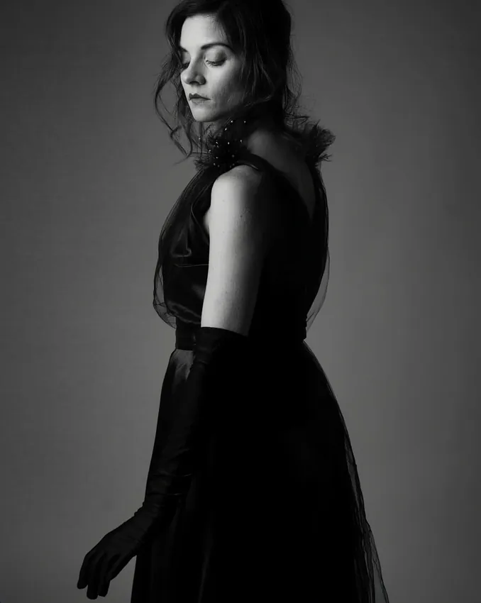 Retrato femenino en blanco y negro con vestido oscuro